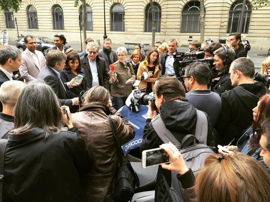 Juin 2015, présentation du service à la mairie de Paris. Le projet est plébiscité car les scooters sont partagés, non polluants et silencieux. La startup est locale (Cocorico !).