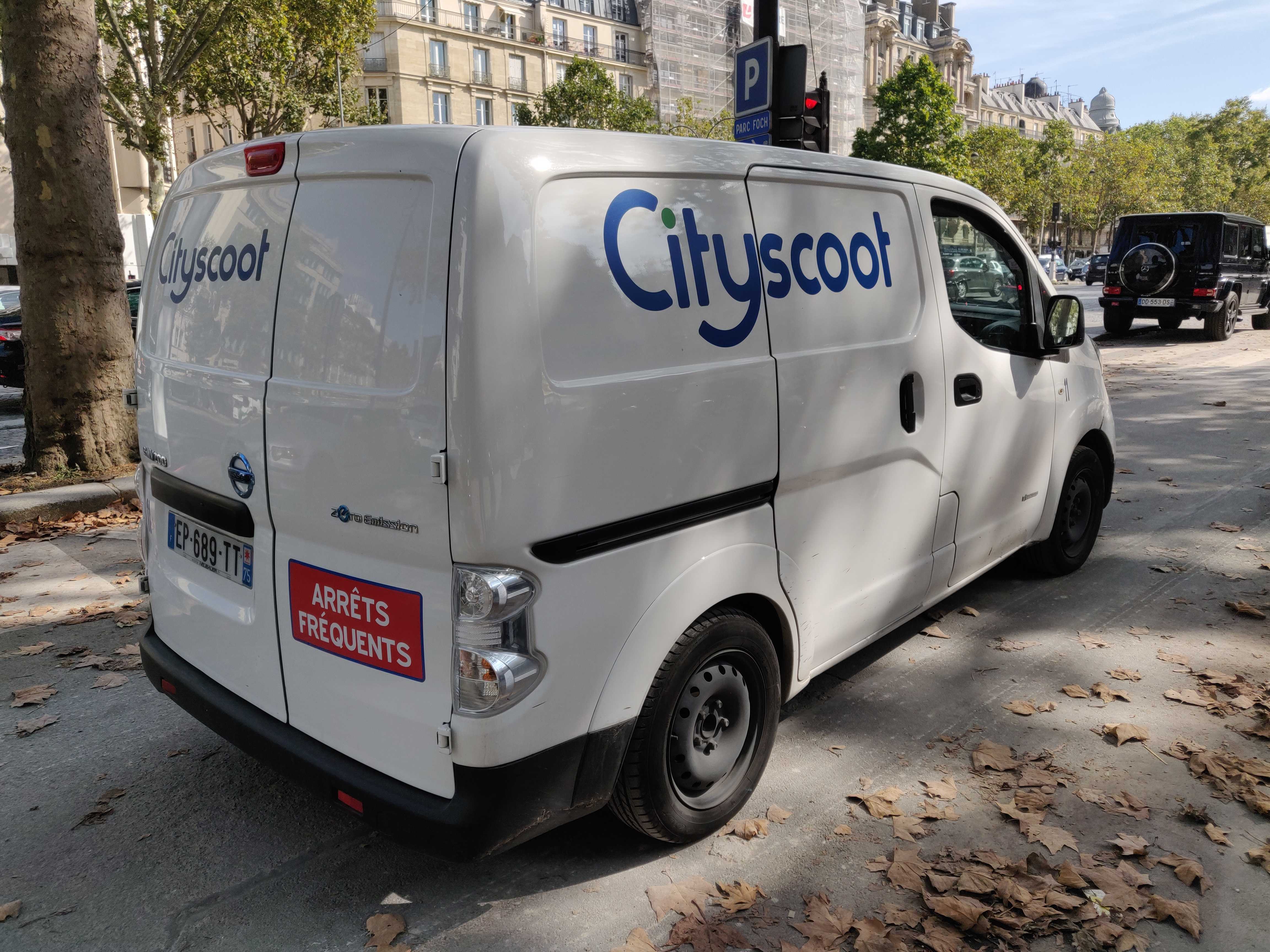 Camionnette électrique Cityscoot roulant à Paris